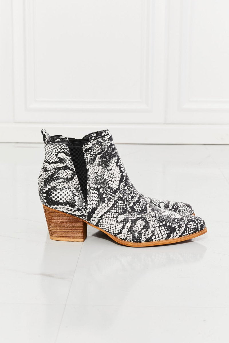 MMShoes Back At It Point Toe Bootie in Snakeskin | Boots | 6