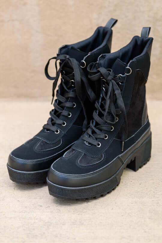 Desert Lace Up Boots in Black | 2FruitBearers